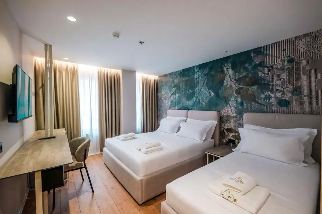 Deluxe Triple Room image 12