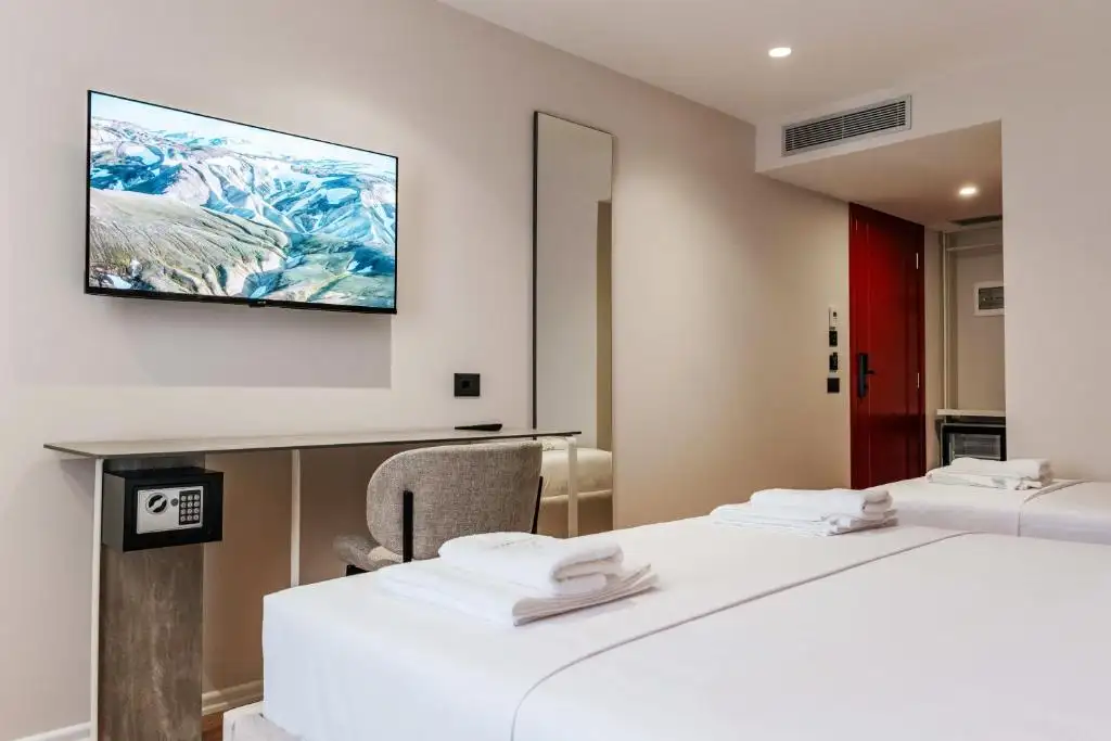 Deluxe Triple Room image 4