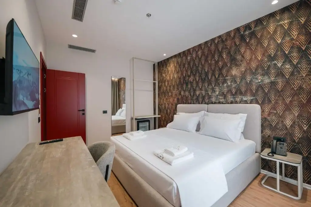 Deluxe Double Room with French Balcony image 3