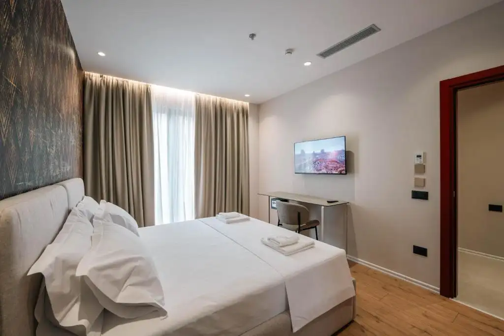 Deluxe Double Room with French Balcony image 2