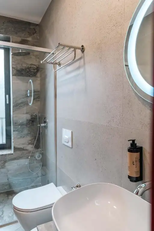 Deluxe Triple Room with Balcony image 4