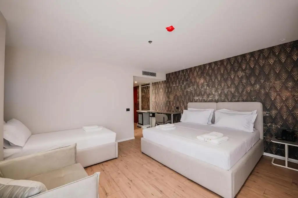 Deluxe Triple Room with Balcony image 3