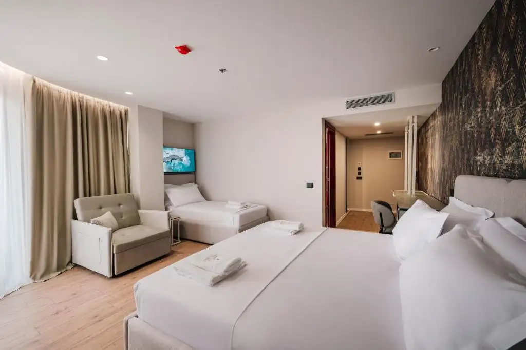 Deluxe Triple Room with Balcony image 2