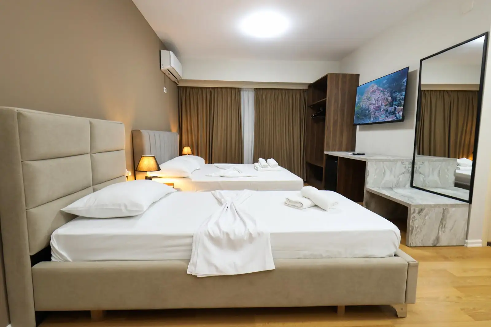 Deluxe Family Room image 16