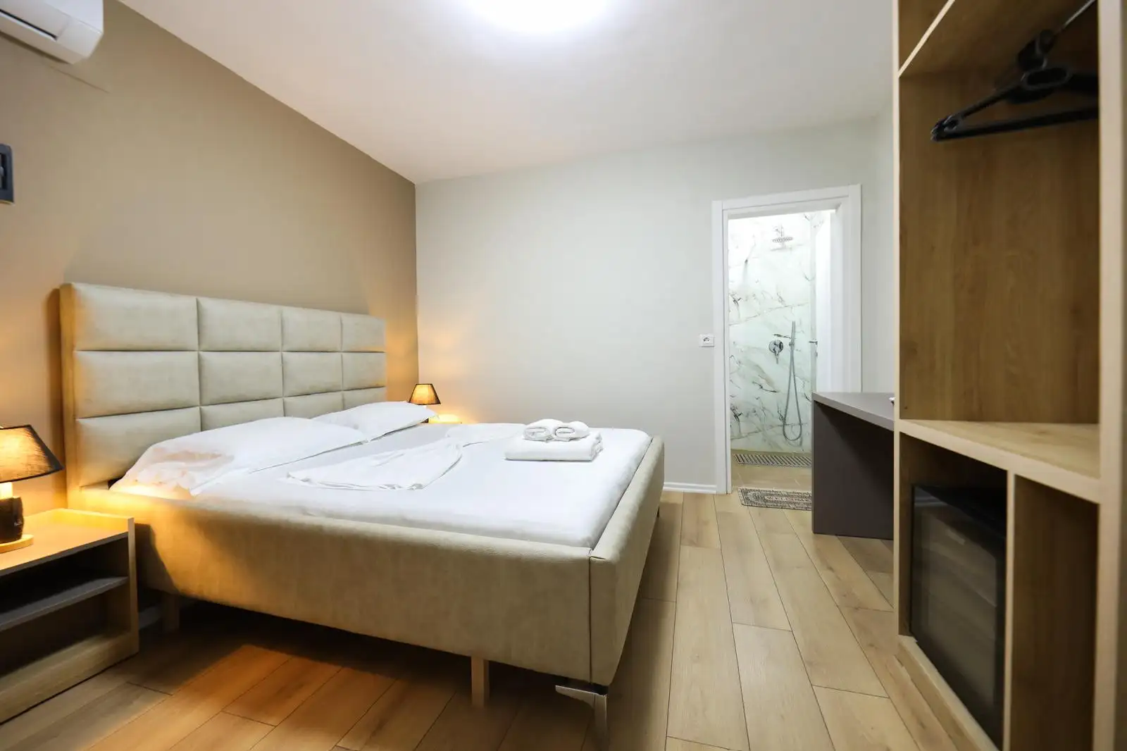 Double Room image 3