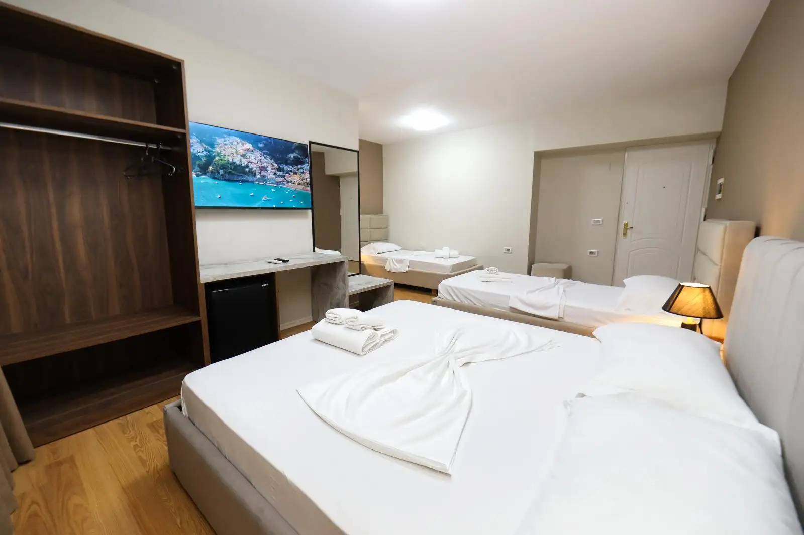 Deluxe Family Room image 17