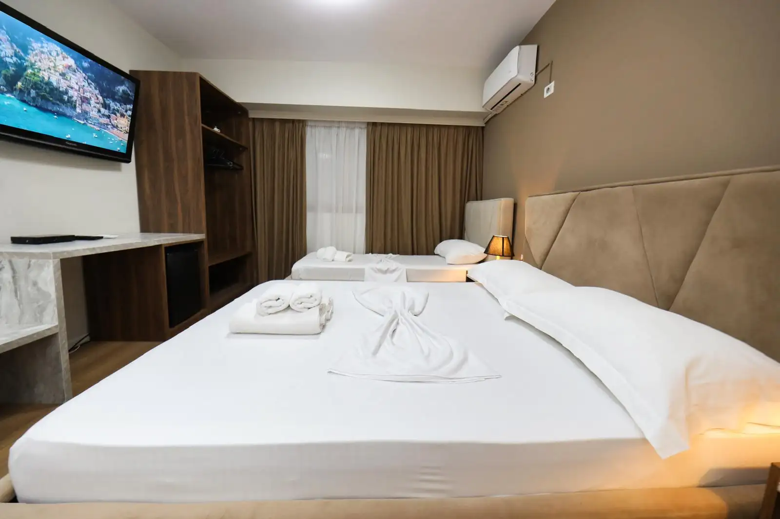 Deluxe Family Room image 12