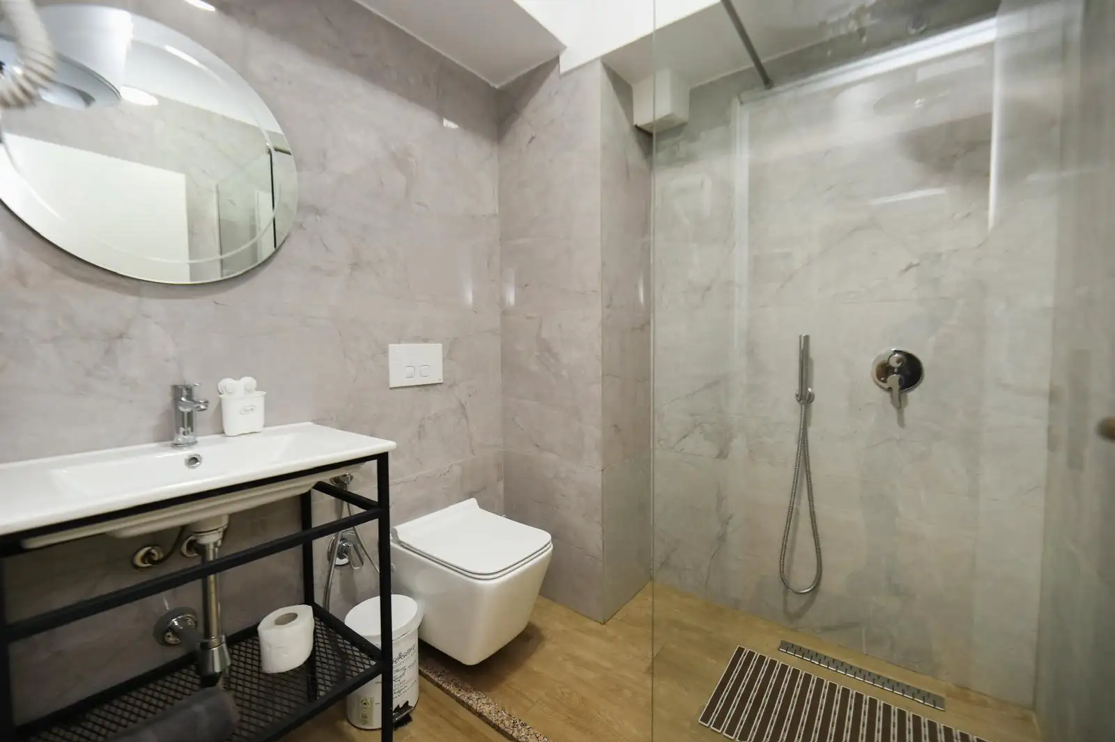 Twin Room image 7