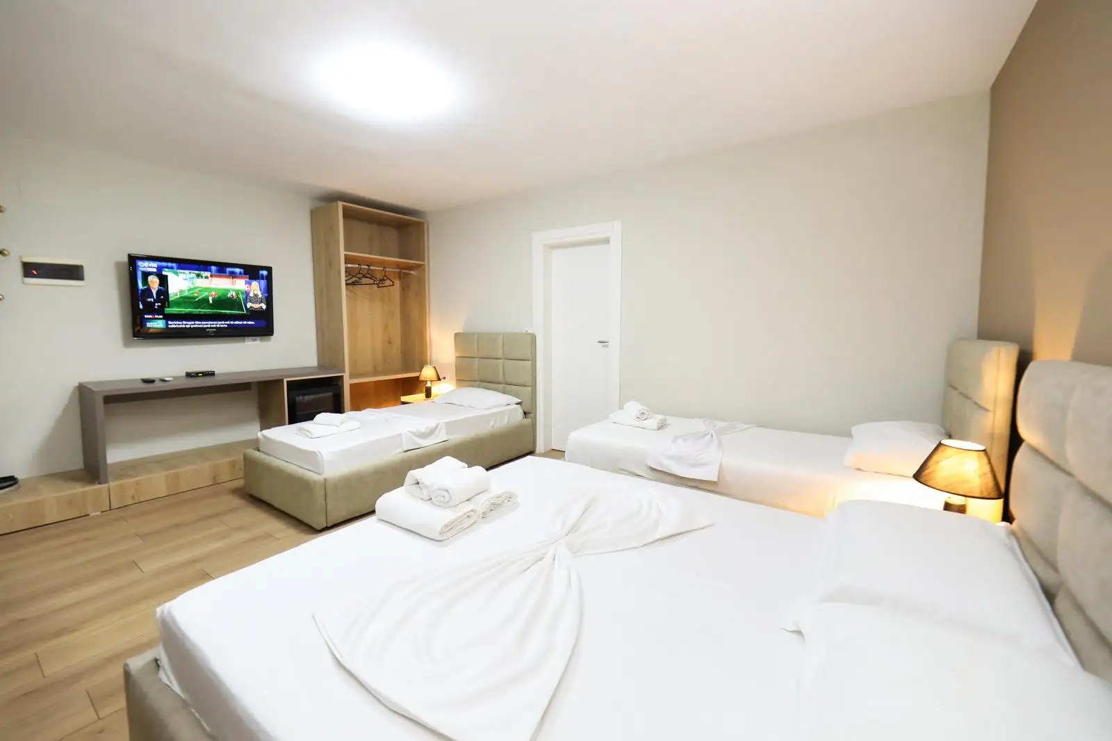 Deluxe Family Room image 3