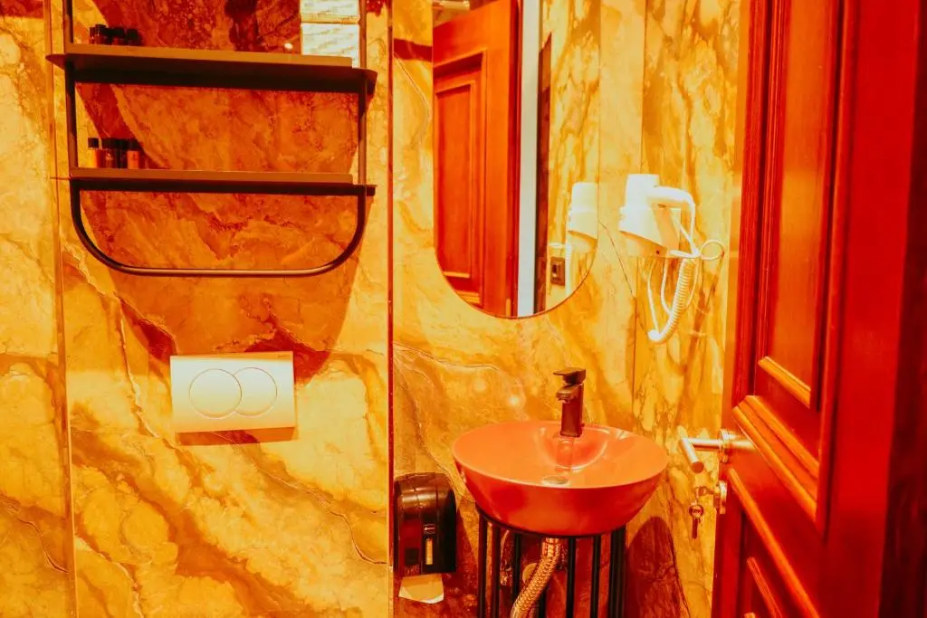 img_id_1744985.webp